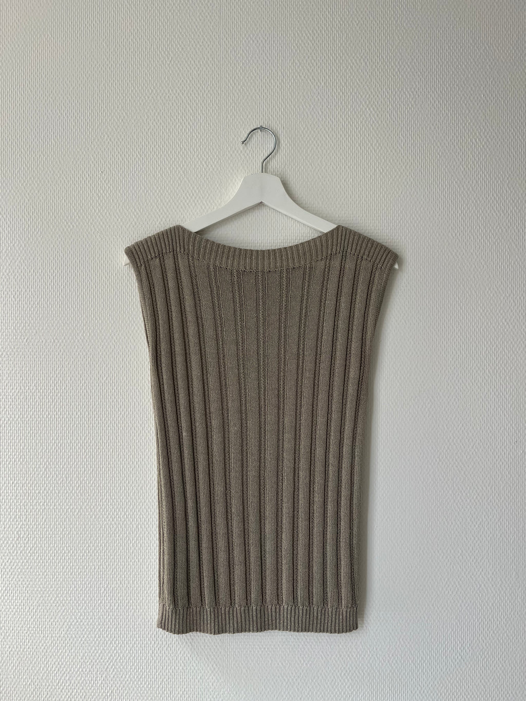 TAUPE SLEEVELESS KNIT TOP