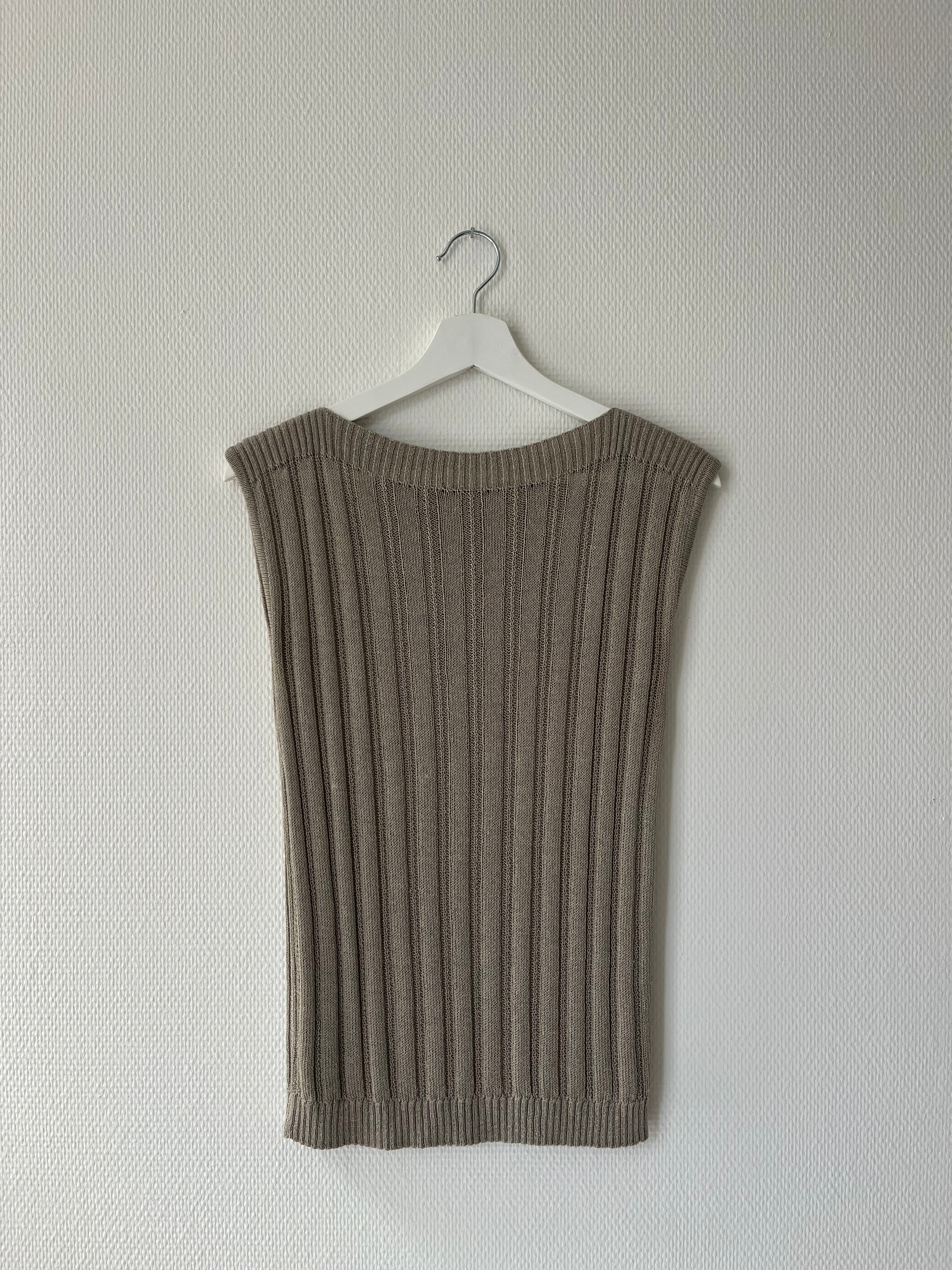 TAUPE SLEEVELESS KNIT TOP